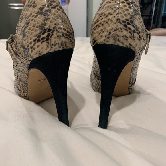 Snakeskin Kenneth Cole Pumps! - Picture 3 of 4